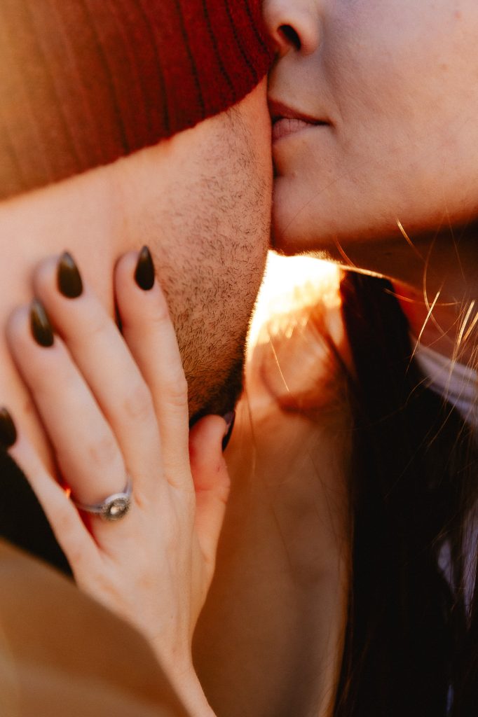 gros plan couple baiser tendre lumière coucher de soleil