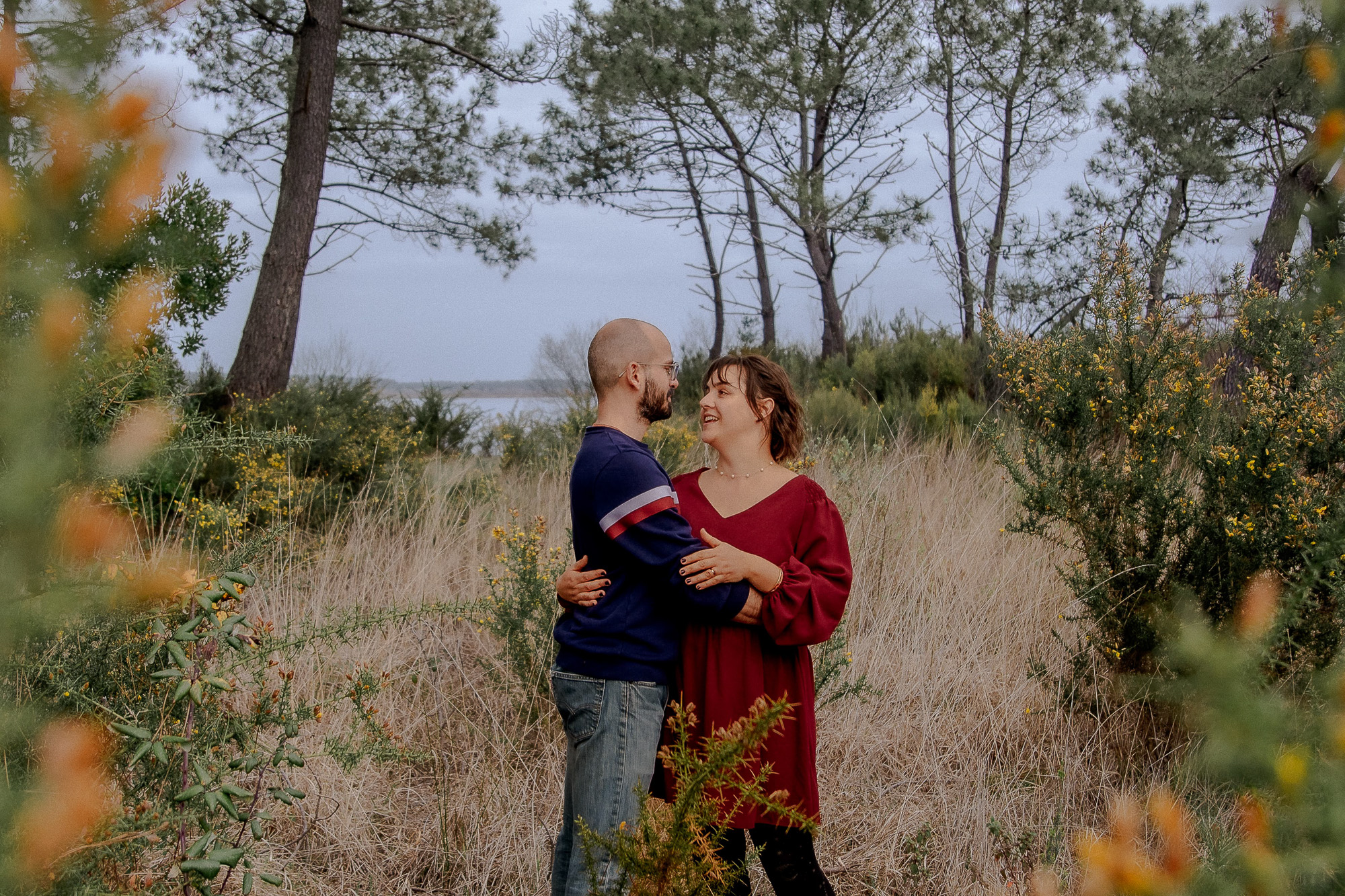 couple enlacé en forêt dans les Landes ambiance naturelle