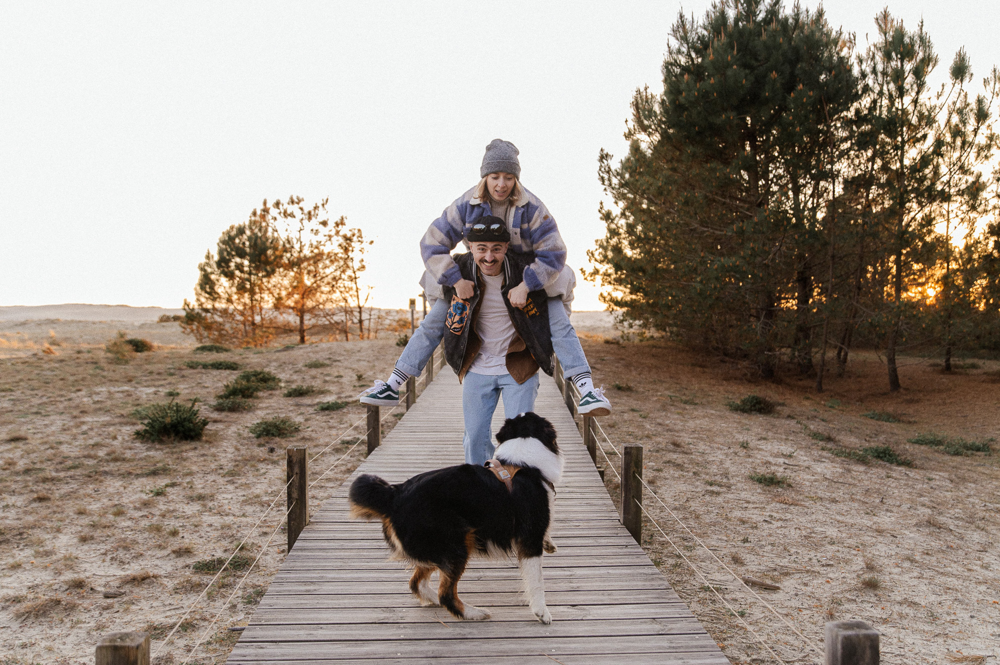 couple avec chien dunes Mimizan séance photo couple