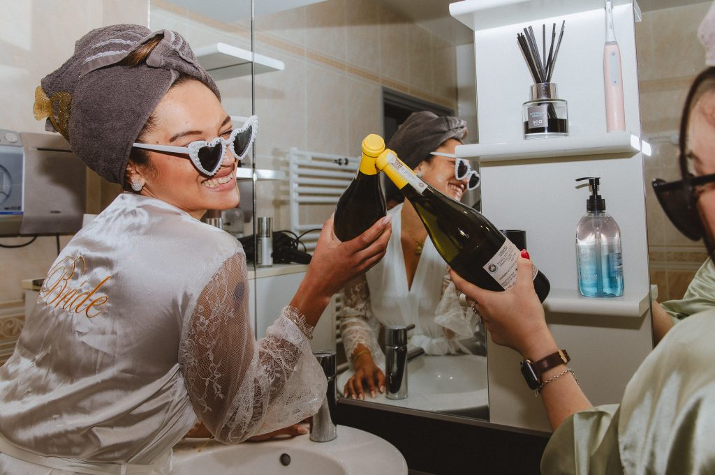 tchin tchin entre la mariée et son amie dans la salle de bain lors de son evjf dans les landes