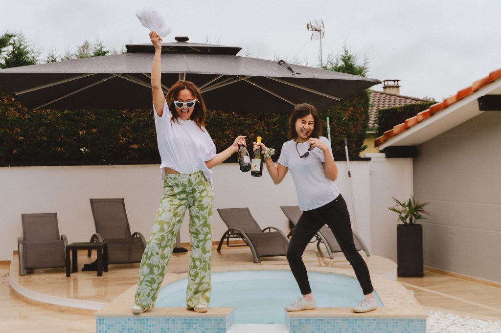 mariée et son amie qui posent dehors entre deux gouttes de pluie