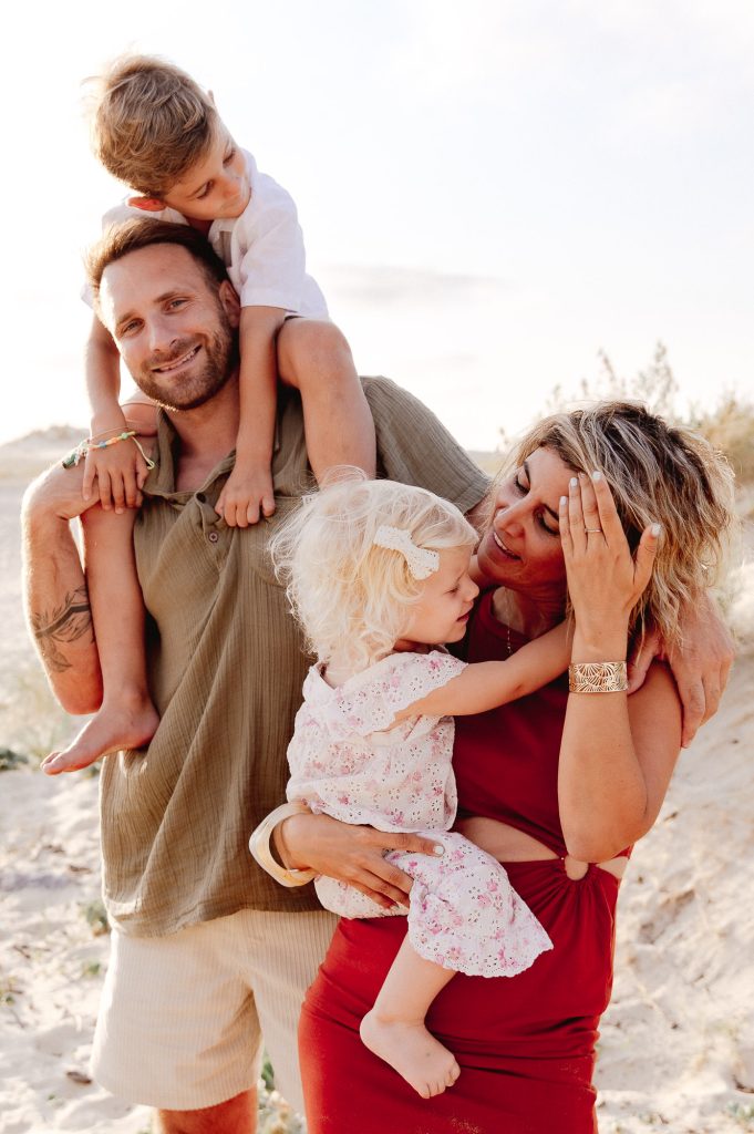 papa portant son enfant sur les épaules contis plage