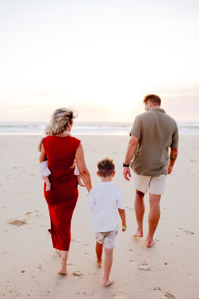 famille marchant sur la plage Contis avec enfants