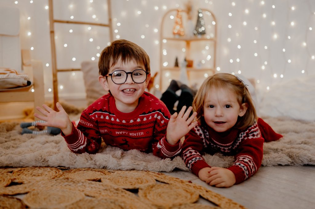 Enfants pendant une mini-séance photo de Noël près de Mimizan