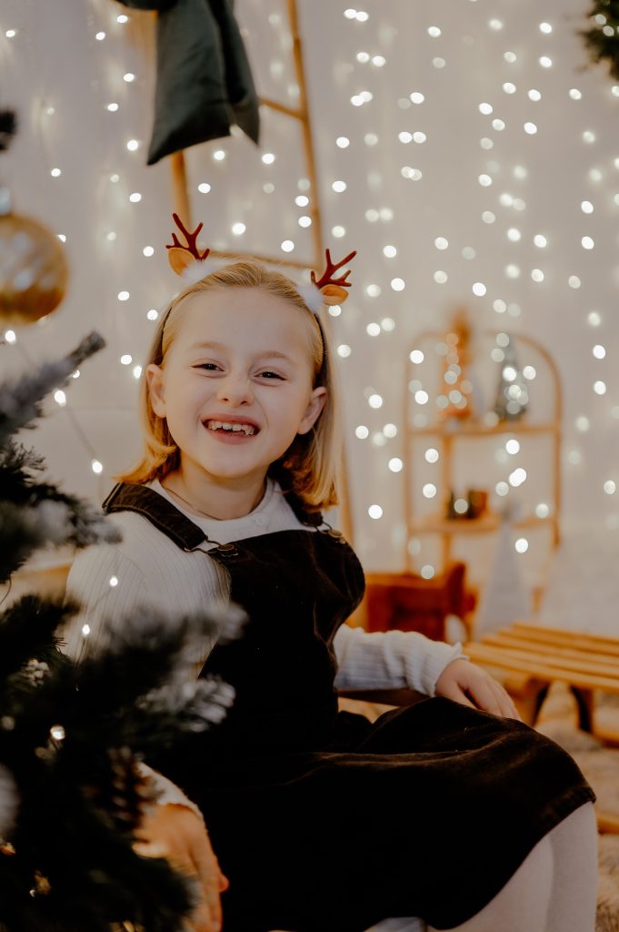 Enfant photographié dans un décor de Noël près de Mimizan