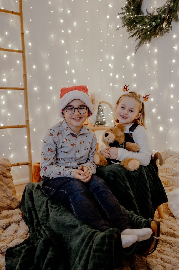 Enfants pendant une mini-séance photo de Noël près de Mimizan