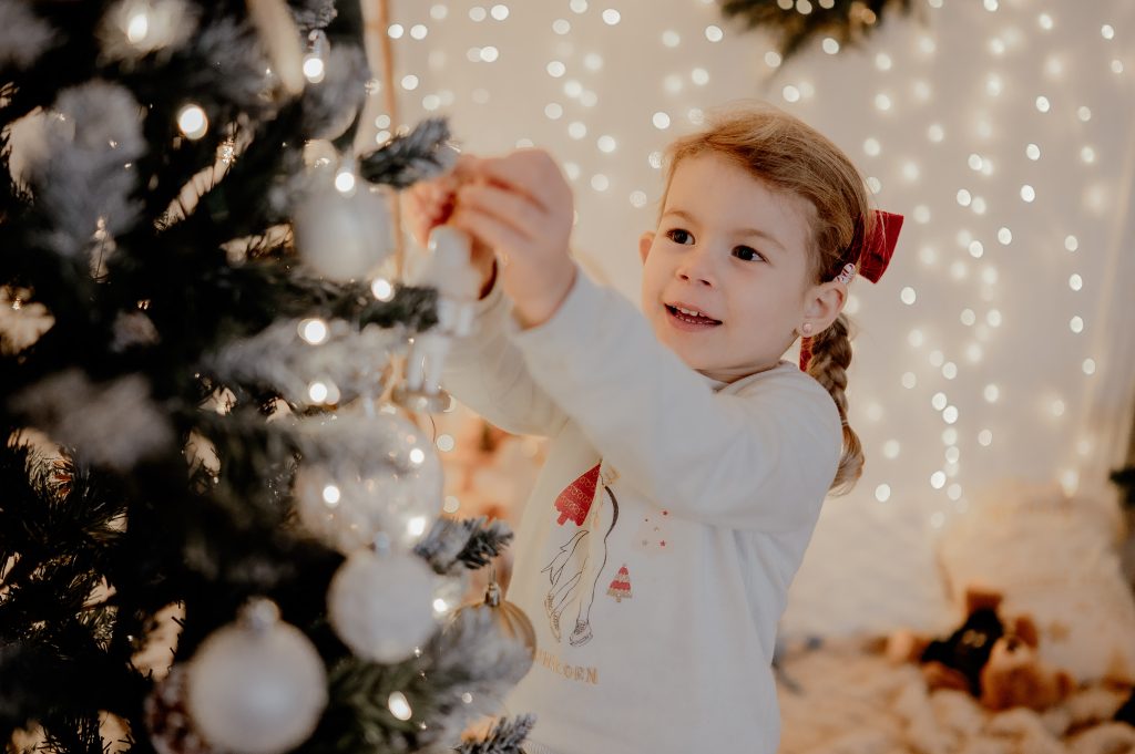 Enfants pendant une mini-séance photo de Noël près de Mimizan