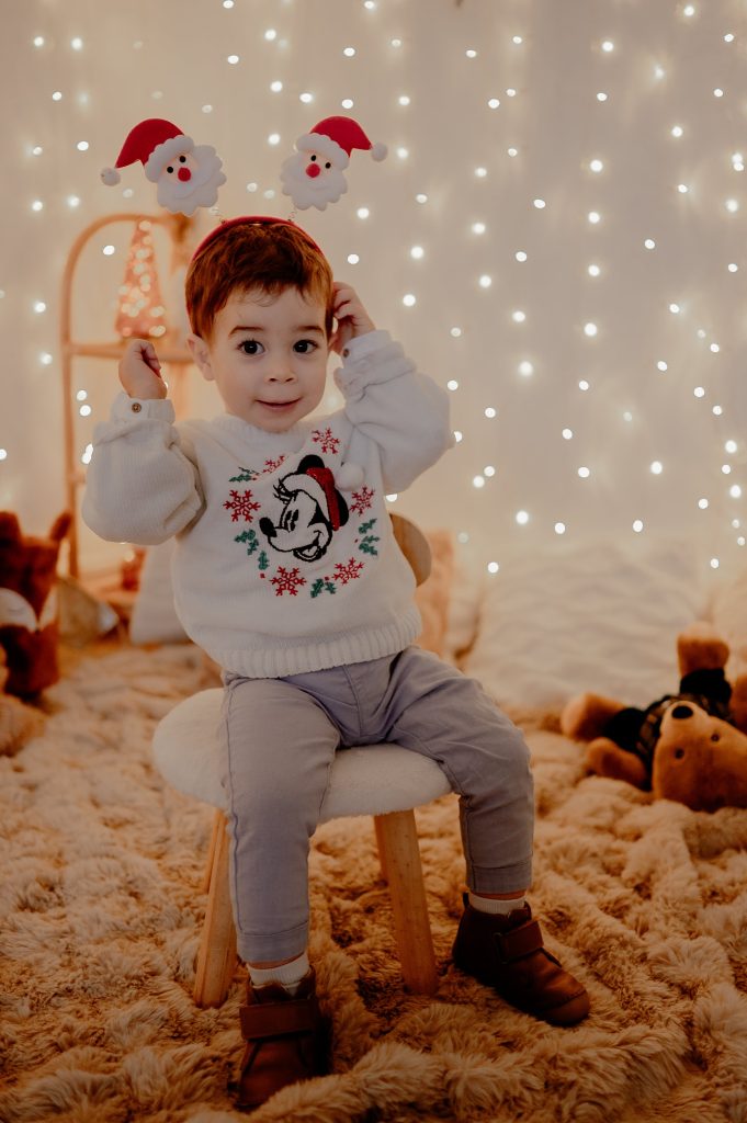 Enfants pendant une mini-séance photo de Noël près de Mimizan
