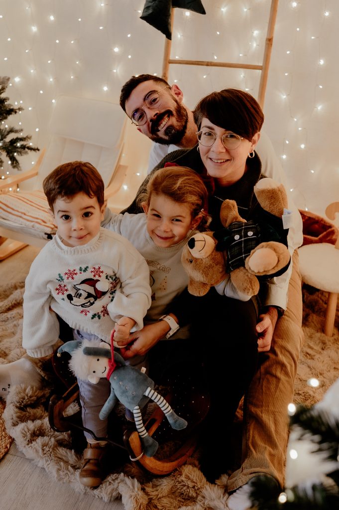 Famille pendant une séance photo de Noël près de Parentis-en-Born