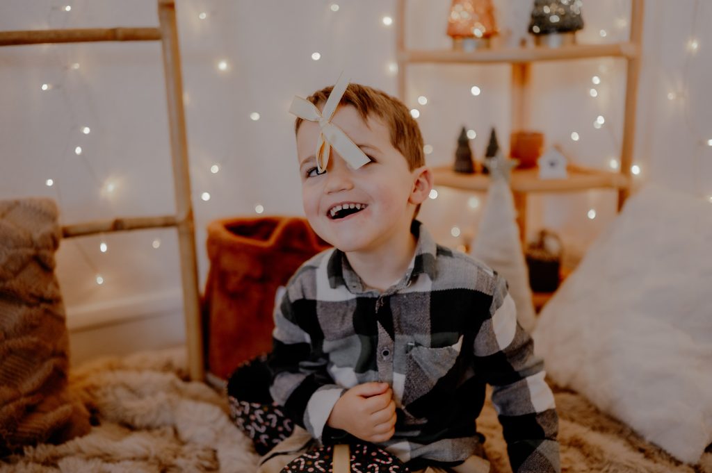 Enfant photographié dans un décor de Noël près de Mimizan