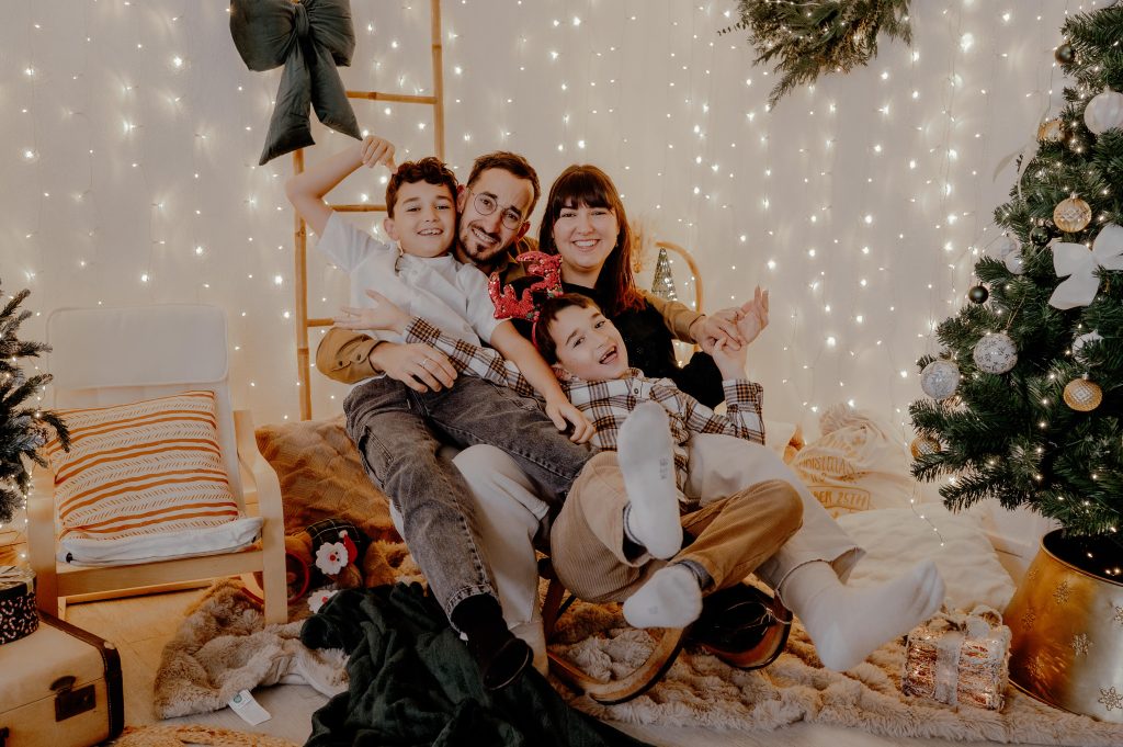 Photo de famille dans un décor de Noël dans les Landes